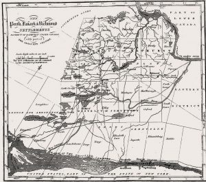 Une carte en noir et blanc représente des rivières et des lacs, ainsi que des rues et des cantons arpentés. Dans le coin supérieur gauche, une inscription de caractères variés indique : « The Perth, Lanark and Richmond SETTLEMENTS, DISTRICT OF UPPER CANADA, with part of THE ADJACENT COUNTRY » (Les COLONIES de Perth, Lanark et Richmond, DISTRICT DU HAUT-CANADA et une partie DU PAYS ADJACENT.)