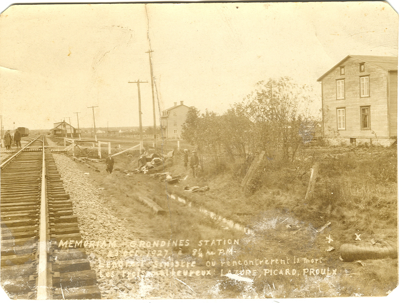 Early photo of a car accident on the railroad. On the right, a two-storey house, in the center a three-storey hotel and in the distance the train station.