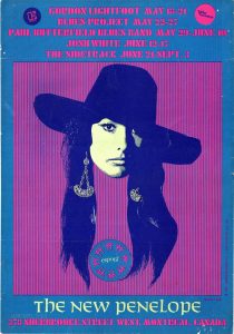 Affiche psychédélique annonçant des concerts au New Penelope. Fond bleu avec des lettres roses en haut, détaillant les spectacles et les dates. En dessous, un fond rayé bleu et rose avec, au centre, une femme aux cheveux longs, un chapeau de cow-boy et des boucles d'oreilles pendantes, ainsi que le logo de l'Expo 67. Le nom de la salle en blanc et l'adresse en rose en bas.