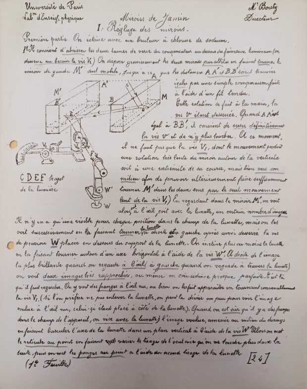 Course notes on white paper. Most of the page is covered with handwritten notes about the physics of mirrors. In the top left, there is a drawing of the model of the apparatus and its placement for the experiment.