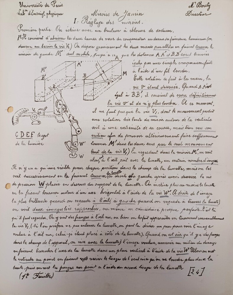 Course notes on white paper. Most of the page is covered with handwritten notes about the physics of mirrors. In the top left, there is a drawing of the model of the apparatus and its placement for the experiment.