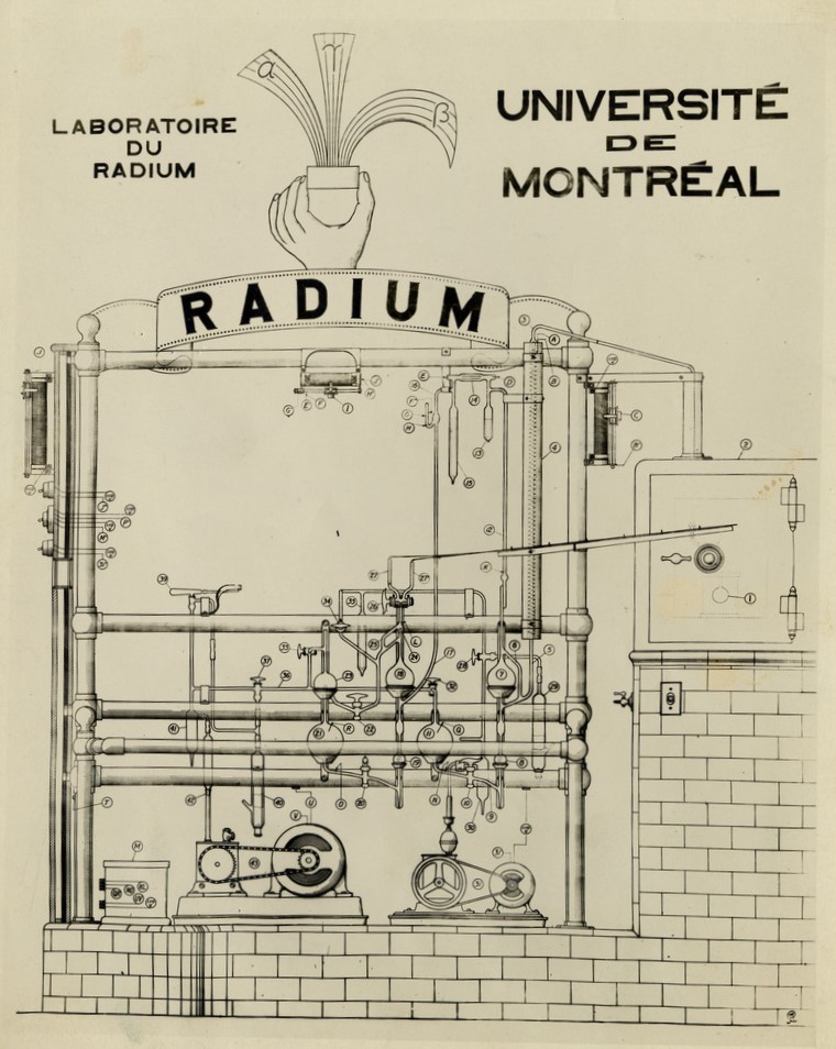 Poster depicting a complex machine of tubes and alembics topped by the laboratory's emblem. The whole is presented as a technical drawing in black on white.