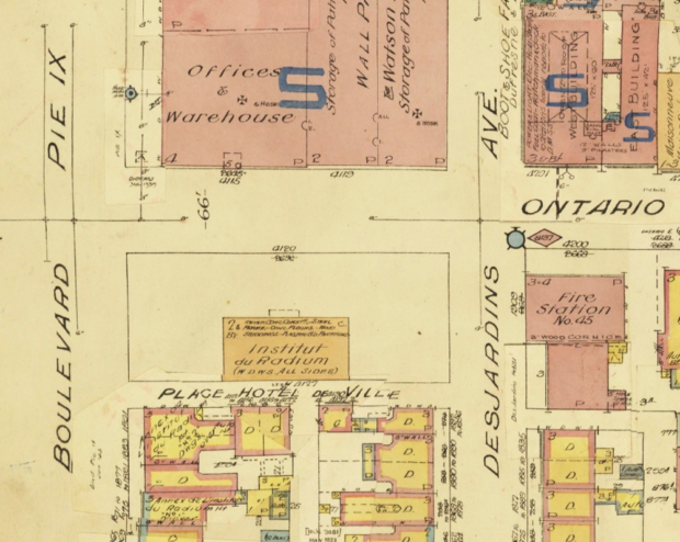 Plan with several inscriptions, such as the names of streets Ontario, Desjardins, Pie-IX, Place Hôtel de ville. In the center of the plan is a colored rectangle indicating Institut du Radium representing the approximate shape of the building and relevant information about its construction, including the number of floors and windows.