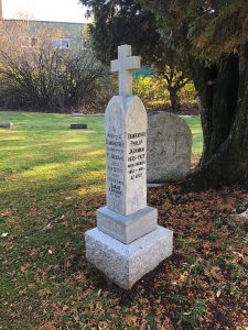 Photographie d’une pierre tombale à quatre faces dans un cimetière. La surface visible de gauche commémore la vie de Sarah Ann Lovegrove et celle de droite la vie de Philip Jackman. 