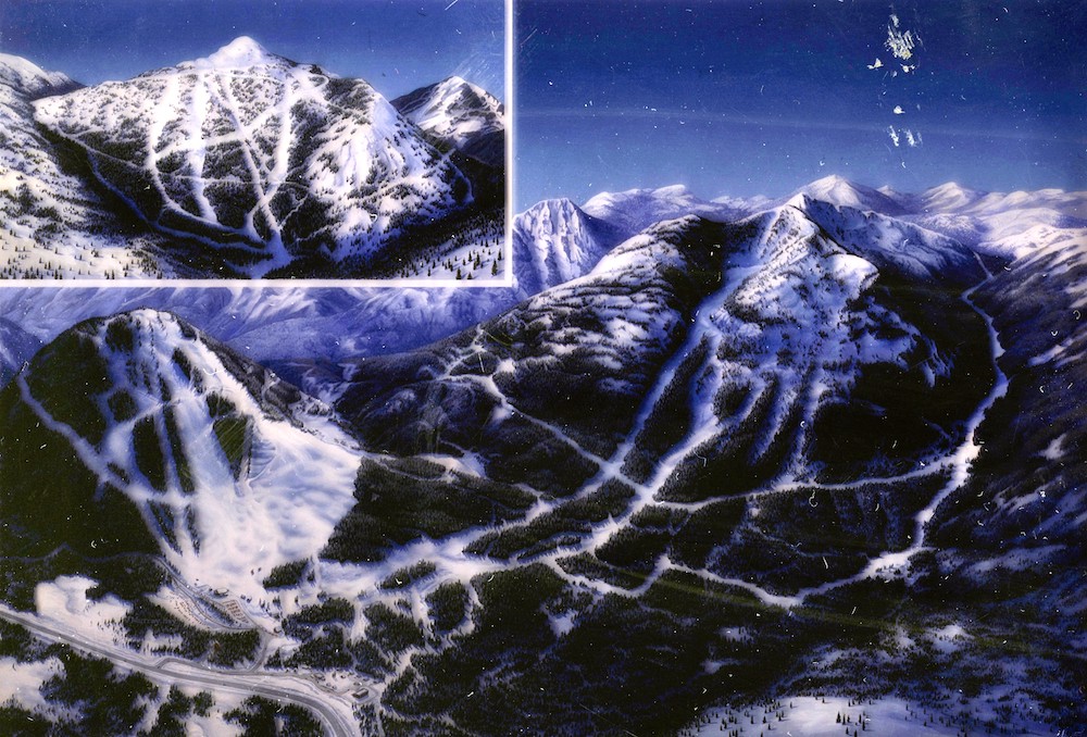 Photographie aérienne en couleur du domaine skiable de Red Mountain montrant les pistes et comportant un encart dans le coin supérieur gauche.