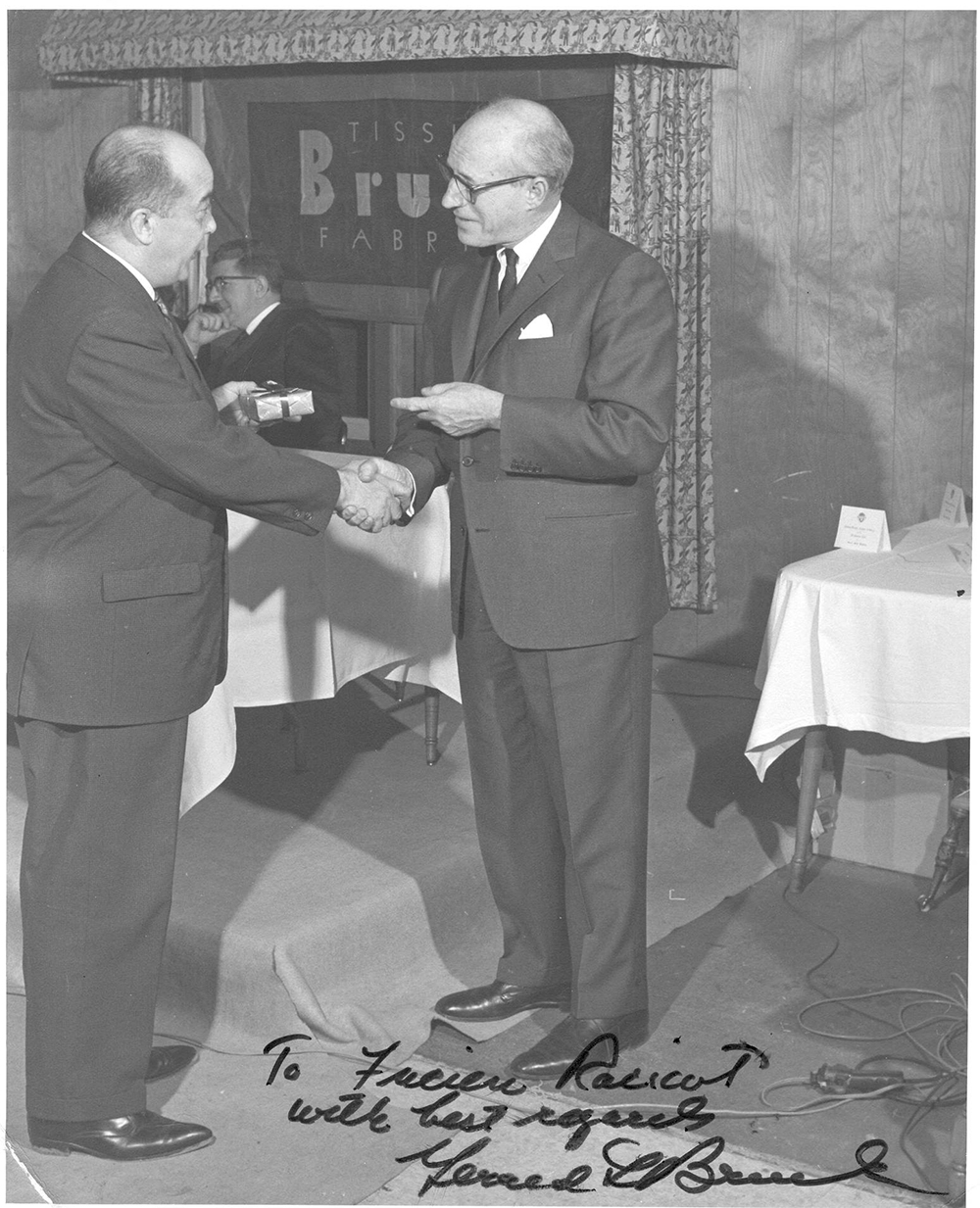 Photo dédicacée par Gerald Bruck qui remet un cadeau à l'employé Lucien Racicot.