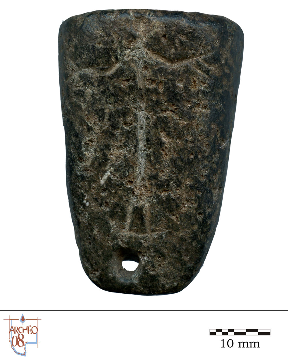 Picture of a stone pipe bowl. We can see the drawing of two anthropomorphic figures.